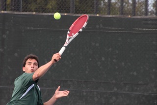 Boys tennis squeezes past Sacred Heart 4-3